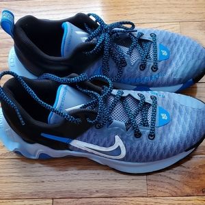 Mens basketball shoe